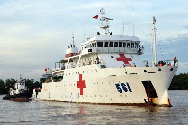 Tàu bệnh viện 561 đưa thi thể các quân nhân vào đất liền