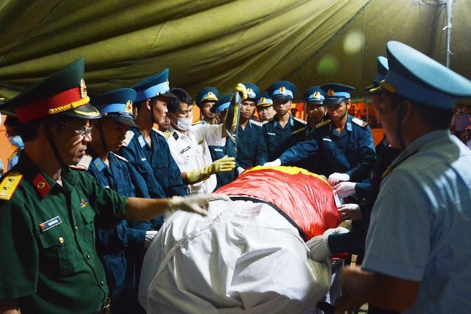 Quân y làm thủ tục để chuyển các thi thể về Hà Nội.