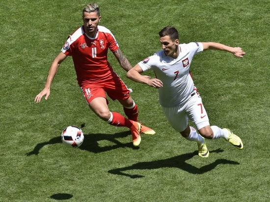 Ba Lan (áo trắng) vượt qua Thụy Sỹ sau loạt penalty để giành quyền vào tứ kết