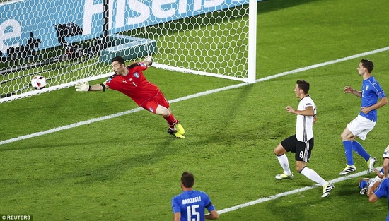 Ozil ghi bàn mở tỉ số cho tuyển Đức