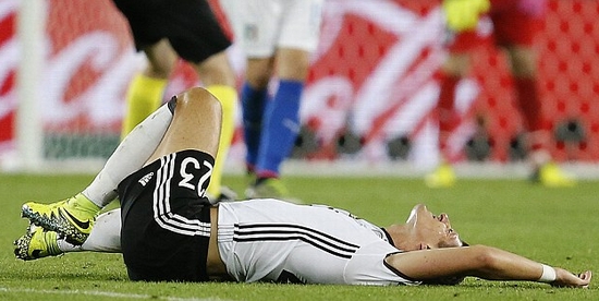 Khedira, Gomez lần lượt phải rời sân ở trận đấu với Italia