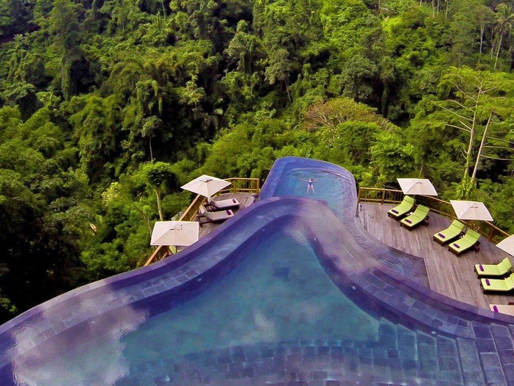 Hanging Gardens Ubud, Bali, Indonesia: Bể bơi vô cực ở khu nghỉ dưỡng Hanging Gardens Ubud được thiết kế trên một vách núi, nhìn ra khu rừng nhiệt đới tươi xanh, đem lại cảm giác thư giãn tuyệt đối cho du khách.  