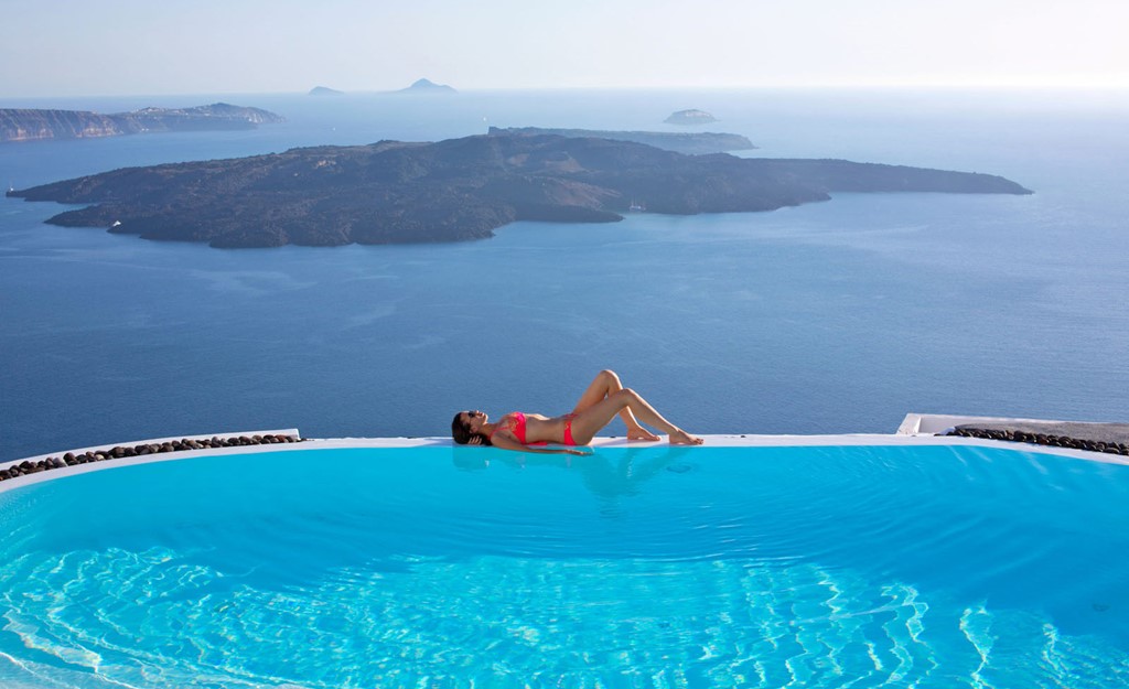 Alta Vista Suites, Santorini, Hy Lạp: Có diện tích không lớn, nhưng bể bơi này đã chinh phục du khách nhờ vị trí tuyệt đẹp.