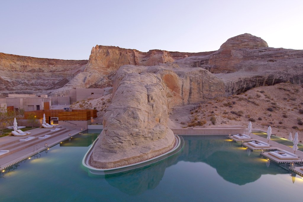 Amangiri Utah, Arizona, Mỹ: Khu nghỉ dưỡng Amangiri Utah được xây dựng quanh bể bơi ấn tượng giữa sa mạc này. Nơi đây đem lại cho du khách cảm giác riêng tư, thanh bình trong khung cảnh hoang dã của miền sa mạc Utah.