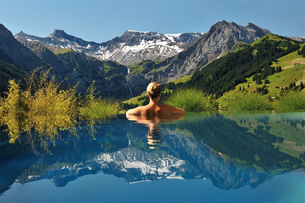 Khách sạn Cambrian, Adelboden, Thụy Sĩ: Bể bơi vô cực của khách sạn Cambrian nhìn ra dãy Alps hùng vĩ, với không khí vô cùng trong lành, dễ chịu.
