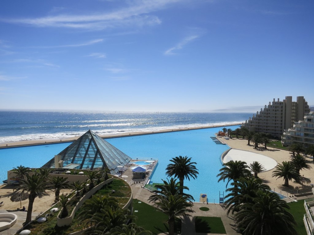 San Alfonso del Mar, Chile: Nằm trong  khu nghỉ dưỡng San Alfonso del Mar, Crystal Lagoon  là bể bơi lớn nhất thế giới, với diện tích 80.000 m2. Kích cỡ khổng lồ này cho phép du khách thỏa thích bơi lội, lướt ván, lặn bình khí, thậm chí là đi thuyền buồm.  