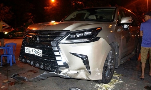 Xe Luxus gây tai nạn tại Thanh Hóa