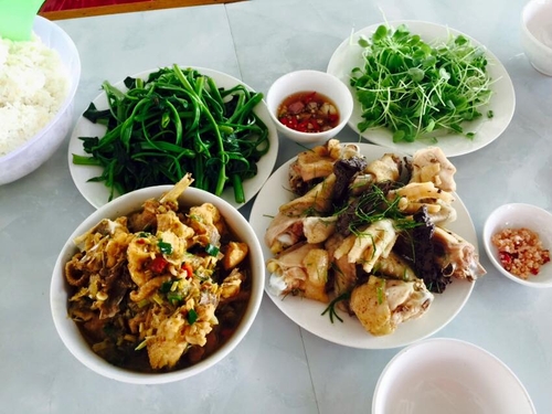 Cơm gà dọc đường từ Huế ra Quảng Bình.