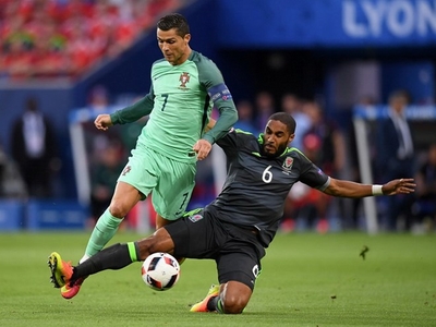 Bồ Đào Nha vào chung kết, C.Ronaldo chạm kỷ lục của Platini