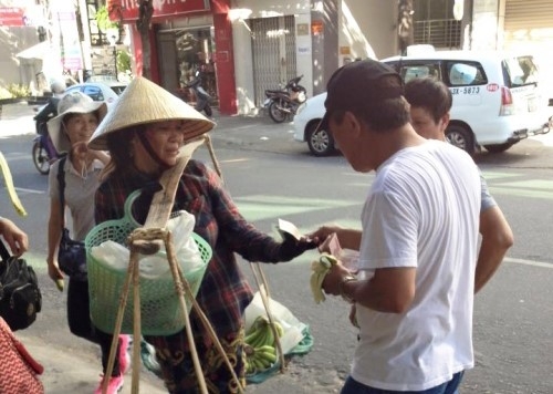Hình ảnh người bán chuối tại Đà Nẵng bị khách du lịch Trung Quốc bắt nạt.