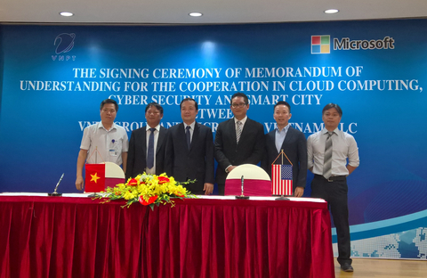 Ông Phạm Đức Long, Tổng giám đốc VNPT và ông Vũ Minh Trí, Tổng giám đốc Microsoft Việt Nam cùng đại diện hai phía chụp ảnh lưu niệm tại lễ ký kết.