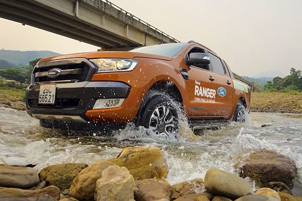 1. Ford Ranger Dù có doanh số sụt giảm trong tháng 2 vừa qua, Ford Ranger tiếp tục dẫn đầu phân khúc xe bán tải trên thị trường với doanh số đạt 820 xe, tăng 24% so với cùng kỳ năm 2016. Tính chung 2 tháng đầu năm 2017, doanh số Ford Ranger đạt 2.162 xe, tăng 10% so với cùng kỳ năm ngoái.  Hiện tại Ford Ranger có 6 phiên bản cho khách hàng lựa chọn với mức giá dao động từ 619 – 918 triệu đồng.