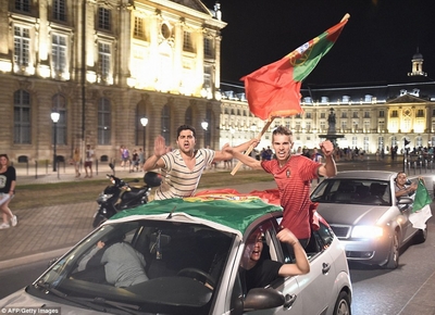 CĐV Bồ Đào Nha phát cuồng vì chiến thắng của đội nhà
