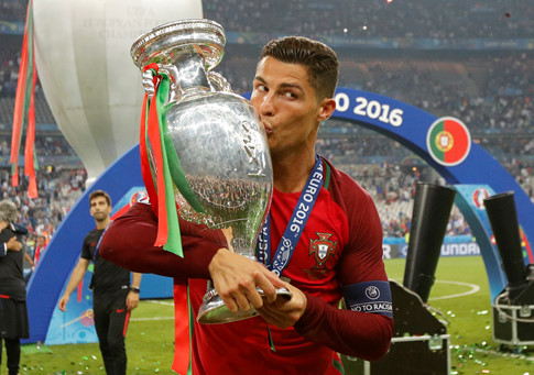 Tiền thưởng cầu thủ Bồ Đào Nha ít hơn một tuần lương Ronaldo
