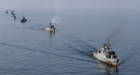 5 tàu tấn công Iran táo tợn &quot;quây&quot; 2 chiến hạm Mỹ