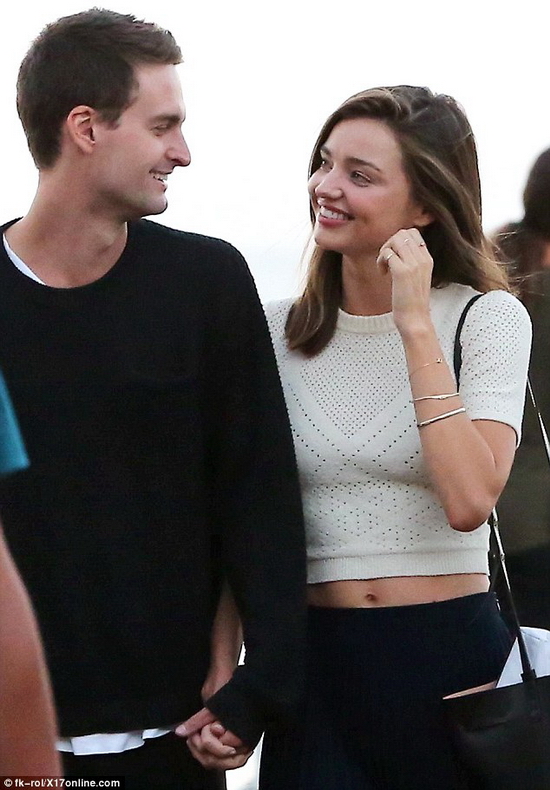 Miranda và Evan quen biết nhau từ năm 2014, tại một bữa tiệc tối của Louis Vuitton ở New York, nhưng mãi đến tháng 6/2015, cặp đôi mới công khai hẹn hò.