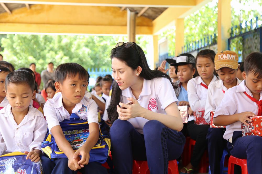 Hoa hậu Thu Vũ giản dị bên học trò nghèo Tiền Giang