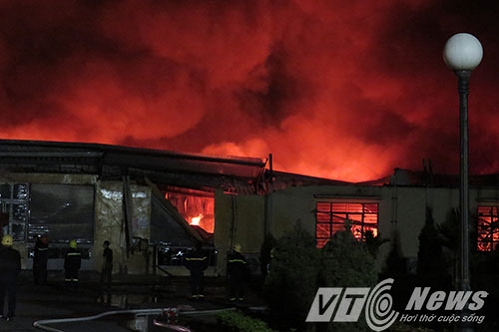 Hải Phòng: Cháy lớn ở kho chứa hàng công ty nến