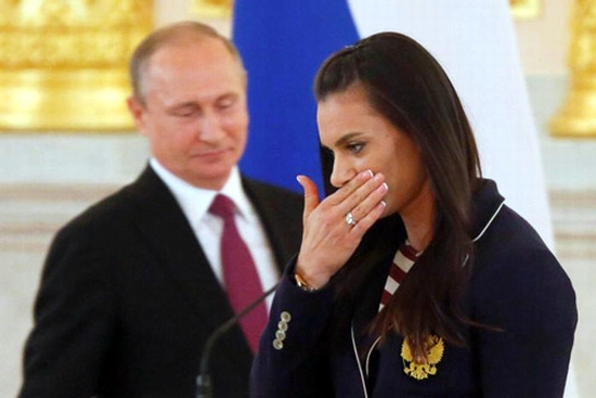 Yelena Isinbayeva bật khóc trong bài diễn văn