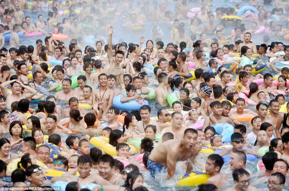 Phát hoảng với bể bơi ken đặc người ở Trung Quốc