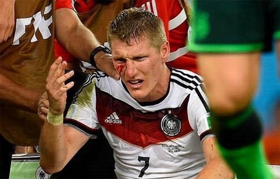 Schweinsteiger đổ máu ở World Cup 2014