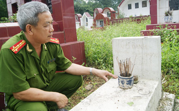 Đại tá Nguyễn Văn Hòa bên ngôi mộ vô danh.
