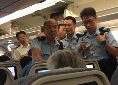 Du khách Trung Quốc bị bắt vì hắt nước vào người tiếp viên!