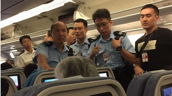 Cảnh sát Hong Kong bắt giữ và áp giải nữ du khách 