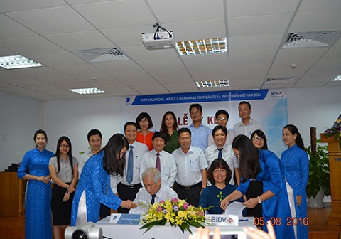 Ông Nguyễn Thanh Hải - GĐ VNPT VinaPhone HN và bà Trần Anh Thư - GĐ chi nhánh Sở giao dịch 3 BIDV cùng ký kết hợp đồng hợp tác.