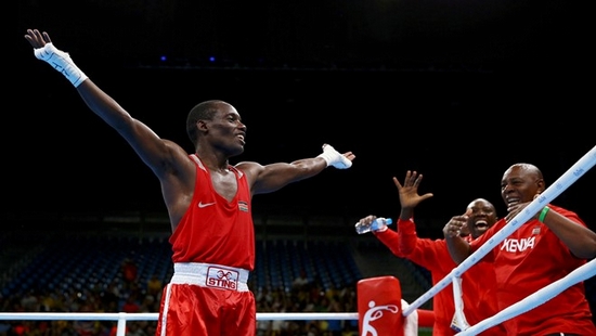 Bên kia chiến tuyến, Peter Mungai vui vẻ ăn mừng. Võ sĩ này là VĐV Kenya thứ 2 chiến thắng ở môn boxing để đi tiếp ở Olympics 2016. Anh sẽ đối mặt với một VĐV người Cu Ba tên Johanys Argilagos tại tứ kết.