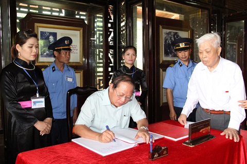 Bộ trưởng Trương Minh Tuấn viết cảm tưởng tại Đền thờ Bác Hồ - ATK Định Hóa