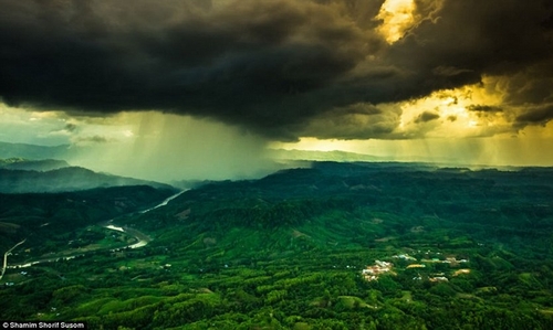 Nhiếp ảnh gia Susom chụp cảnh tượng mây đen dần bao phủ trên bầu trời trong một cơn bão ở huyện Bandarban, Bangladesh.