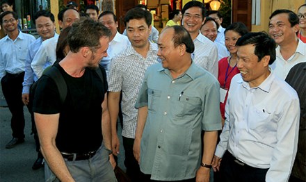 Thủ tướng đi dạo trong phố cổ, trò chuyện cùng du khách nước ngoài. Ảnh: VNE