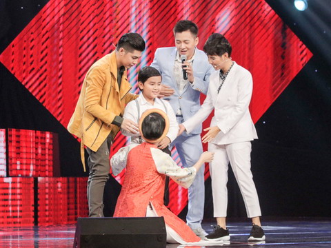 Cậu bé dân ca Thụy Bình khiến giám khảo The Voice Kids 'phát cuồng'