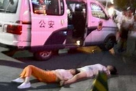 Hai phụ nữ Trung Quốc ngất xỉu vì cãi nhau liên tục 8 tiếng