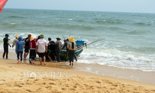 Sau hơn 4 tháng nghỉ biển, ngư dân Quảng Bình đã lác đác trở lại biển.