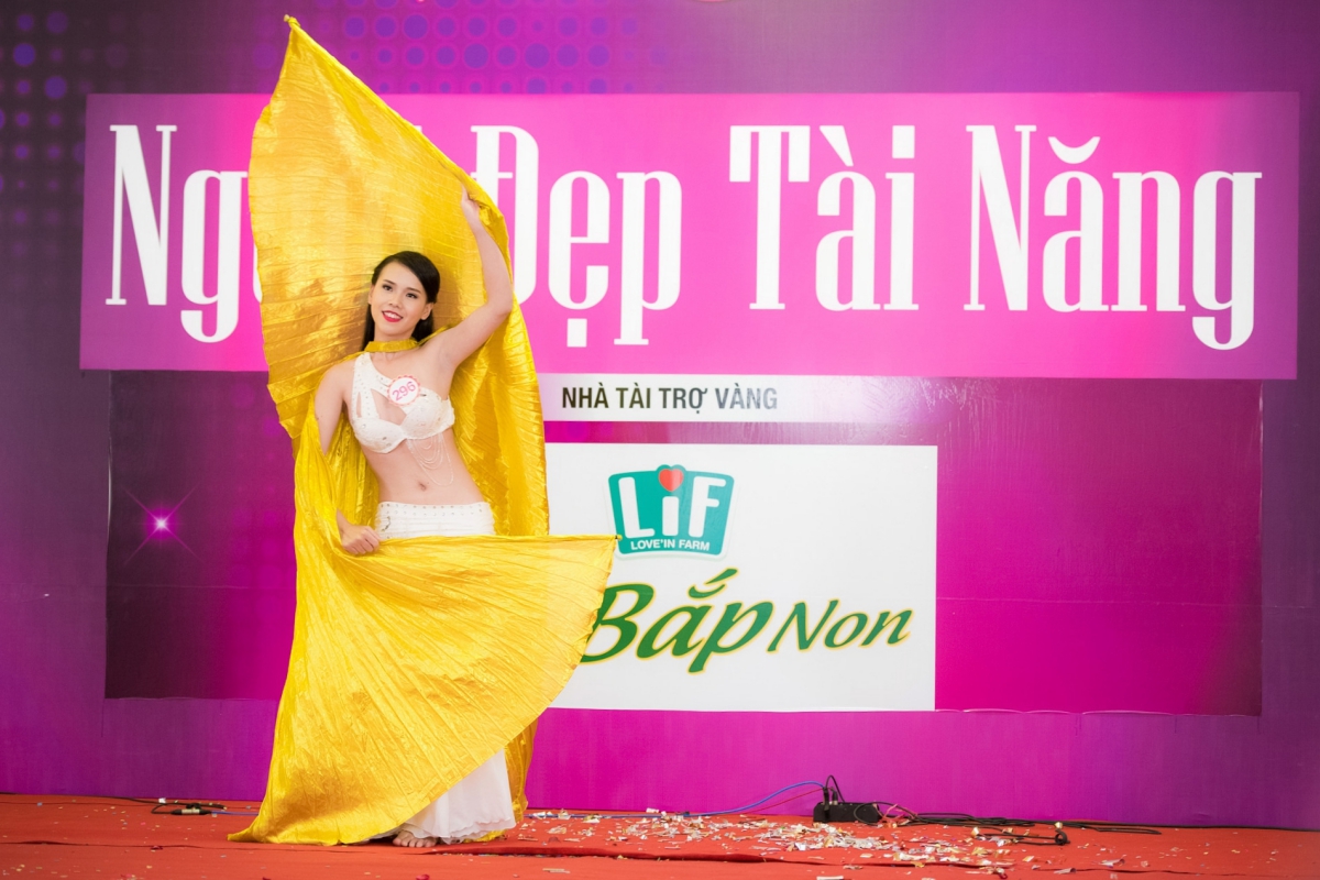 Trịnh Phương Trang (SBD 296) khoe tài năng múa belly dance nóng bỏng. Phần trang phục với hai sải rộng giúp tiết mục của cô thêm phần ấn tượng.