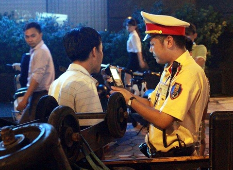 Cảnh sát kiểm tra nồng độ cồn của người tham gia giao thông