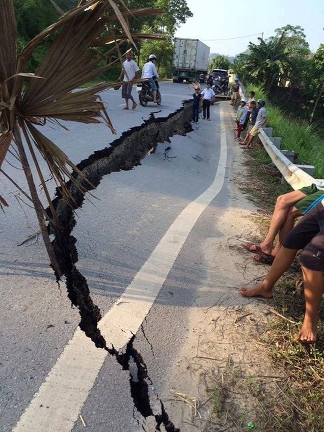 Vết nứt dài 32 m trên Quốc lộ 32 C thuộc tỉnh Yên Bái. Ảnh: Tây Bắc 24h