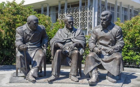 Tượng 3 nhà lãnh đạo Liên Xô, Anh, Mỹ tại Kiev