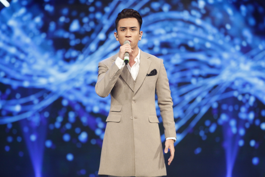 Vietnam Idol: Tùng Dương chiếm trọn cảm tình của bộ ba quyền lực