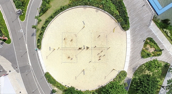 Khu vực chơi bóng chuyền tại trung tâm thể thao Singapore được bao phủ một màu xanh
