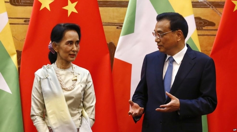 Bà Aung San Suu Kyi - Cố vấn Nhà nước, Bộ trưởng Ngoại giao, Bộ trưởng Văn phòng Tổng thống Myanmar, và Thủ tướng Trung Quốc Lý Khắc Cường