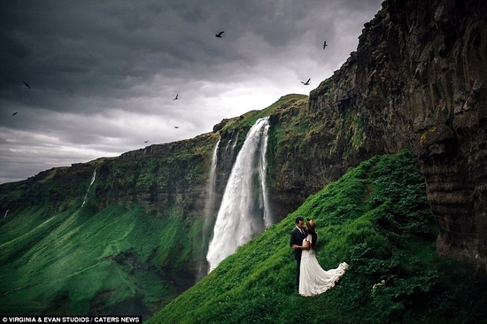 Cặp đôi như lạc vào xứ sở thần tiên bên cạnh thác Selijalandsfoss ở Iceland