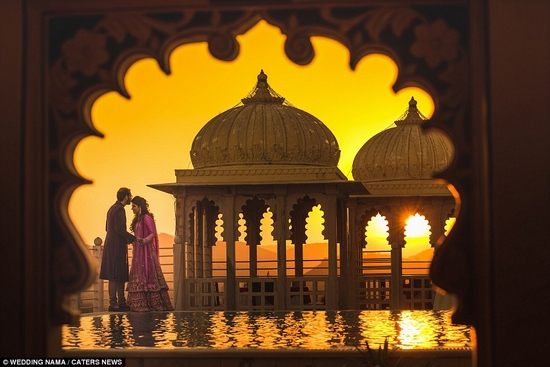 Cặp đôi chụp ảnh tại Udaipur, Ấn Độ