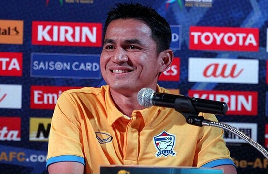 HLV Kiatisak các cầu thủ Thái Lan quyết tạo bất ngờ trước Nhật Bản. Ảnh: Siam.
