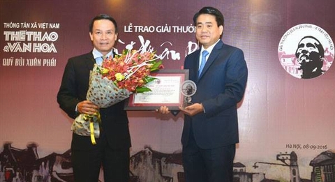 Chủ tịch Hà Nội Nguyễn Đức Chung nhận giải &quot;Vì tình yêu Hà Nội&quot;