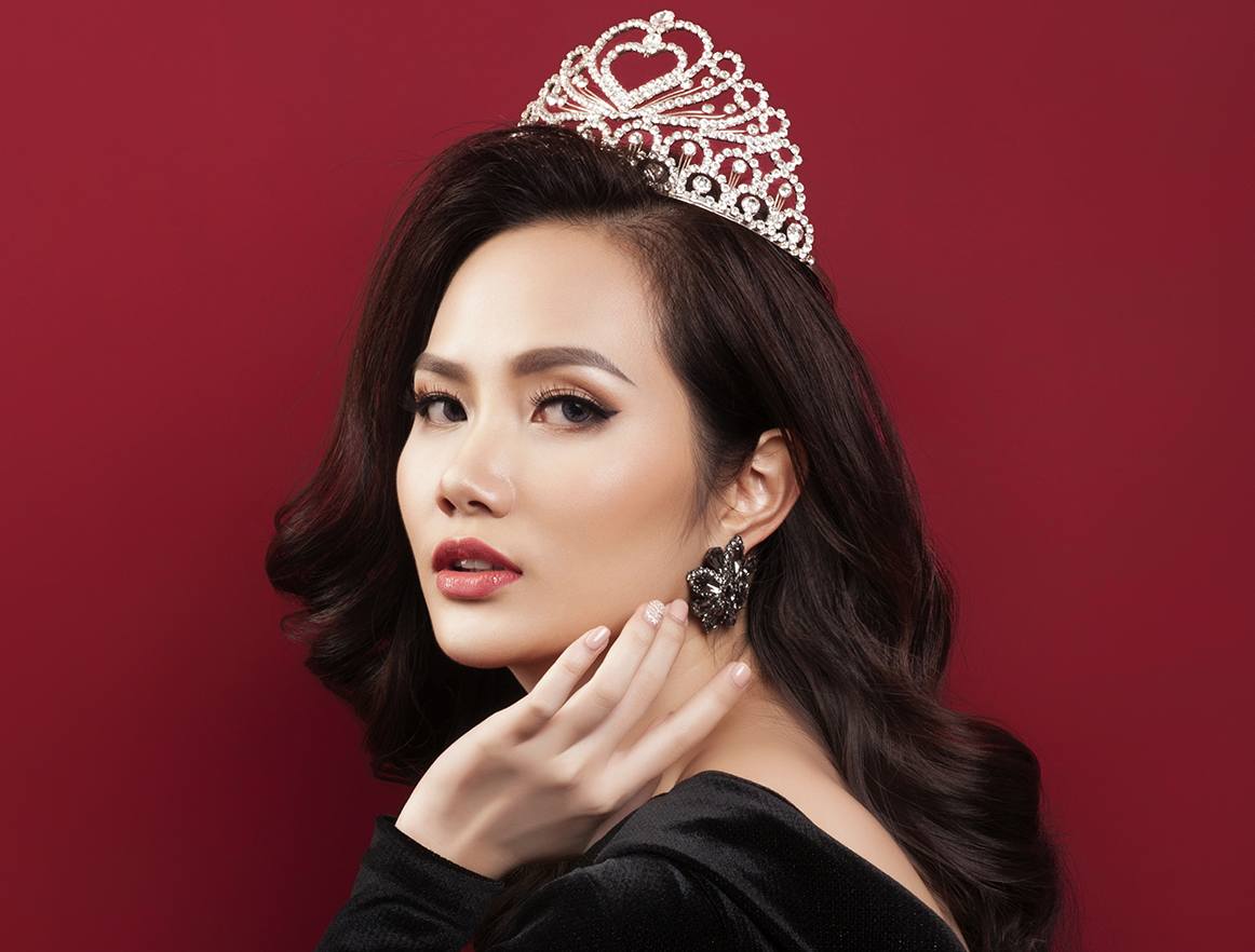 Hoa hậu Diệu Linh khoe chân dài gợi cảm