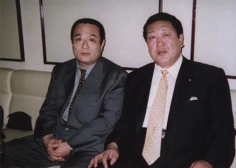 Bí ẩn bức ảnh quan chức Nhật chụp với trùm xã hội đen