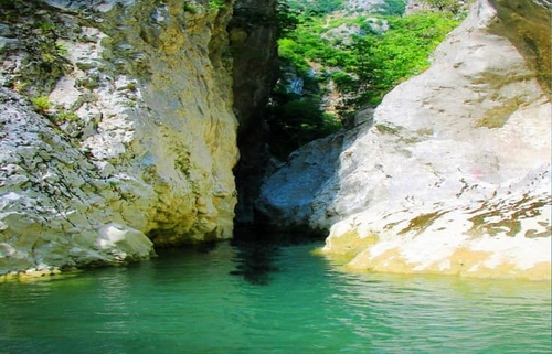 Sông Acheron ở Hy Lạp nổi tiếng thế giới khi được mệnh danh là “cổng địa ngục” rùng rợn. Đây là một trong 5 con sông trong thế giới ngầm của người Hy Lạp (cùng với Cocytus, Phlegethon, Lethe và Styx). Trong thần thoại Hy Lạp, người lái đò Charon đưa linh hồn người chết qua sông Acheron và sang thế giới bên kia. Hiện nay, nơi đây vẫn được xem là một 